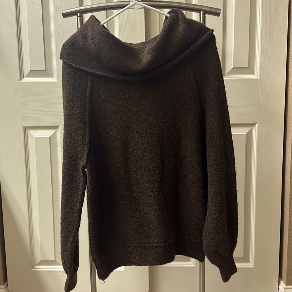 Free People turtleneck sweater, size xs, oversized style, majestic oak color